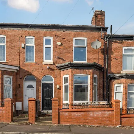 Six Bedroom Group Near Mediacityuk With Garden And Lockbox Check In * Manchester