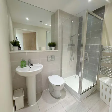 Modern 2-bed Living With Private Balcony