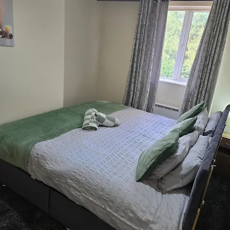 Bright 1br Garden With Fast Wifi דירה מנצ'סטר