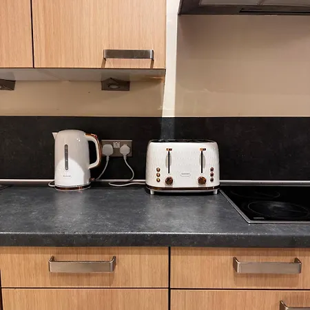 Cosy 2-bed Modern With Balcony