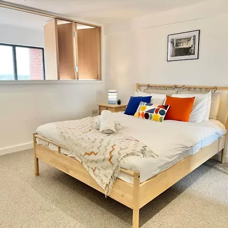 3 Bedroom Penthouse Roof Garden Parking Canal Manchester