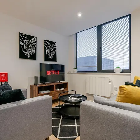 Apartamento Modern 2-bed, 2-bath Near Old Trafford, Free Parking, Ideal For Contractors And Long Manchester