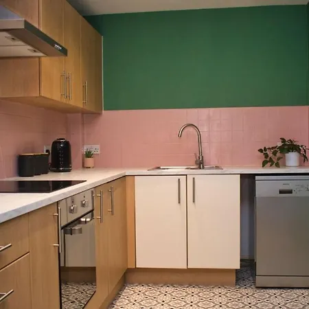 Spacious 2Br Apartment By Torr Property Group Short Term Rentals With Free Underground Allocated Parking Manchester *