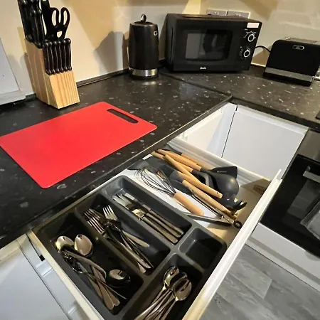 Cosy One-bedroom Ground Floor Flat In Eccles, Apartmán