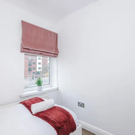 Stylish Home, Sleeps 7, Pool Table, Free Parking, Free Wi-fi, Full Kitchen, Perfect For Groups *