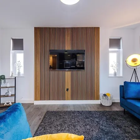 Luxury 2 Bed Close To Coop Etihad And Centre *