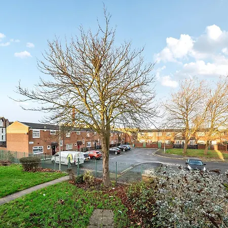 Stylish Urban Escape With Free Parking In Daire