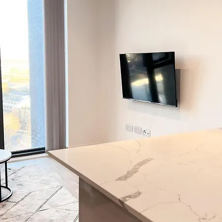 2bed 2bath Balcony Smart Tv 20mins To Airport Gym Lejlighed