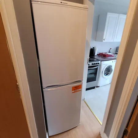 2-bed Sleeps 4 On-site Parking *