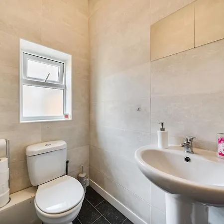 Six Bedroom Group Near Mediacityuk With Garden And Lockbox Check In * Manchester