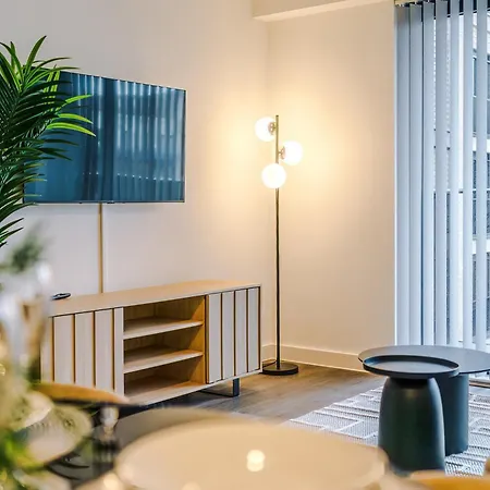 Modern 2br W Secure Parking Salford