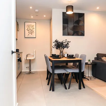 Stylish 2bed Balcony & View Centre