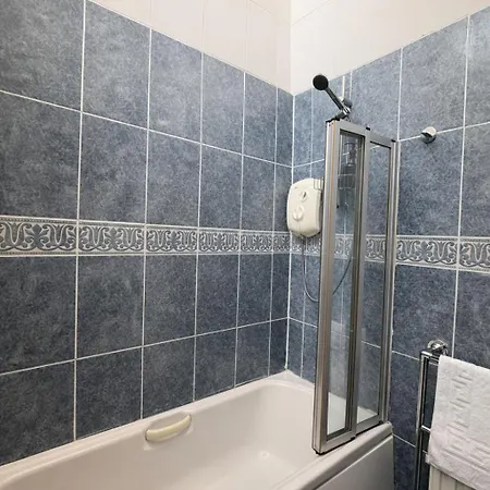 Cosy 2-bed Flat In The Heart Of Prestwich Village * Mánchester