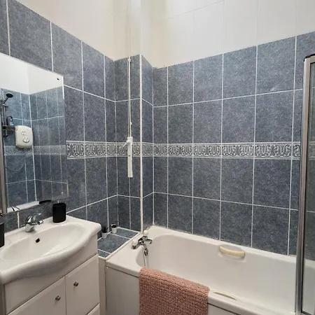 Cosy 2-bed Flat In The Heart Of Prestwich Village Apartamento Mánchester