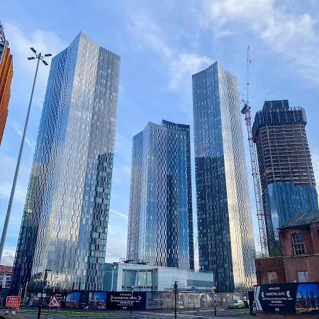 Apartman 2 Bed Flat Centre - Sleeps 8 - Free Parking - Contractors & Long Offer - Wi-fi & Netflix - Workspace & Coffee *