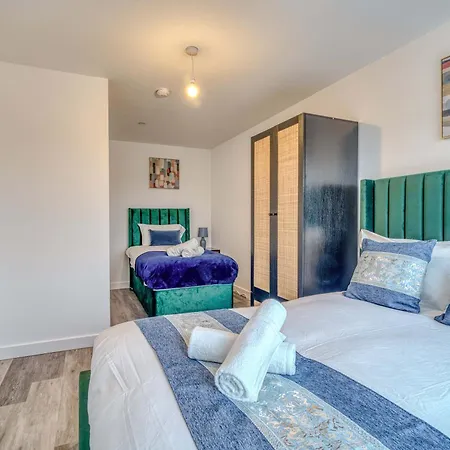 2-br Near Salford Royal - & Town Centre View - 1 Minute To Train & Tram Station - Sleeps 6 Lägenhet *