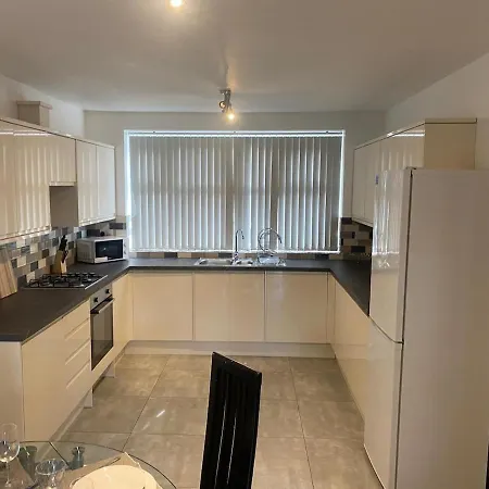 Spacious Apartment, Steps Away From Heaton Park Апартаменты