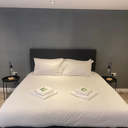 Spacious Apartment, Steps Away From Heaton Park Apartman *