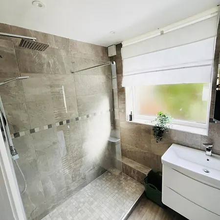 Newly Renovated 2-bedroom شقة