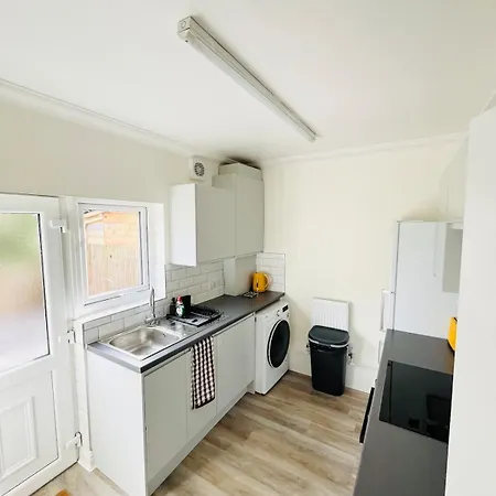 Newly Renovated 2-bedroom *