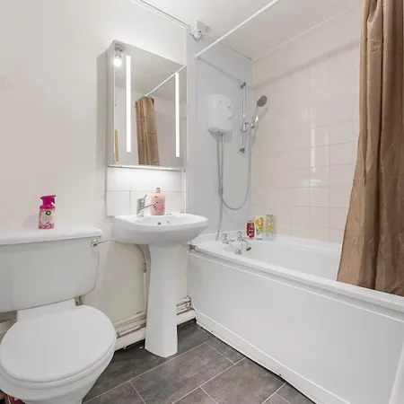 Oxford Road Haven: Stylish 1-bedroom Retreat شقة