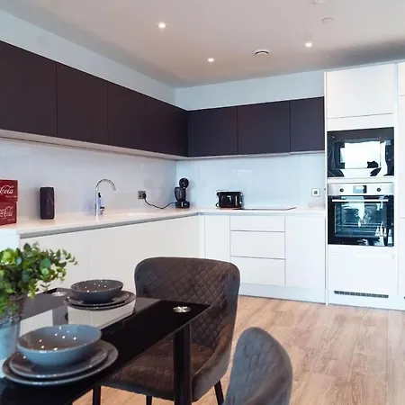 2 Bed View Sleeps 6 شقة *