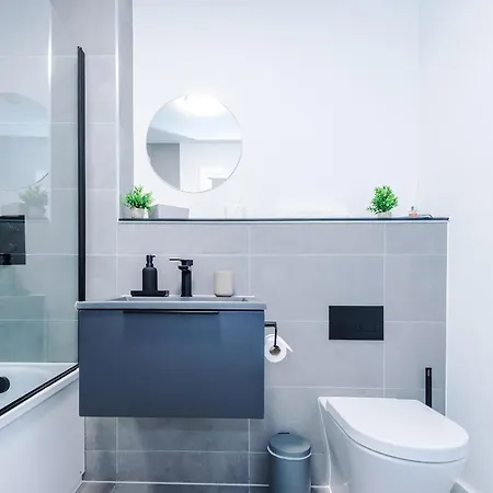 Modern 2br 2ba W Secure Parking * Manchester