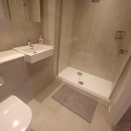 Victoria Riverside Retreat 2bdr 2bath 아파트 *