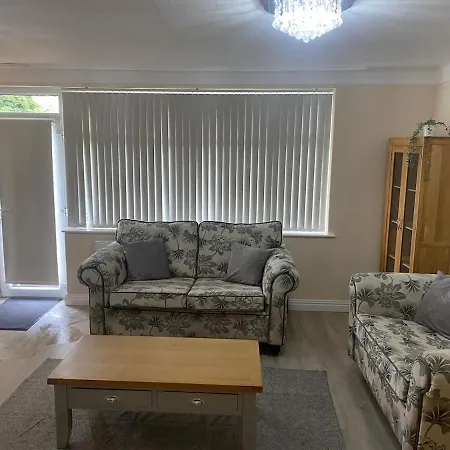 Апартаменты Spacious Apartment, Steps Away From Heaton Park *