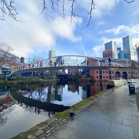 - Stylish Apartment, Old Trafford, Centre, Etihad, Prime Location, Mediacity, Coop Live, Ao Arena, Salford Quays, Sleeps 8, Free Parking