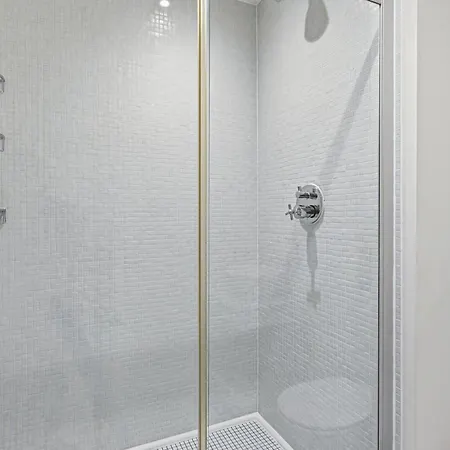 Centre 1b With Free Private Parking & Balcony