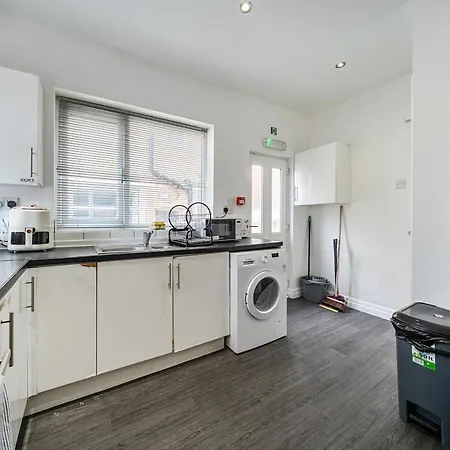 Six Bedroom Group Near Mediacityuk With Garden And Lockbox Check In