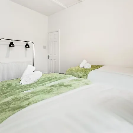 Comfortable 4 Bed - Free Parking & Fast Wifi