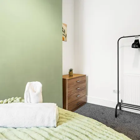 Apartamento Comfortable 4 Bed - Free Parking & Fast Wifi