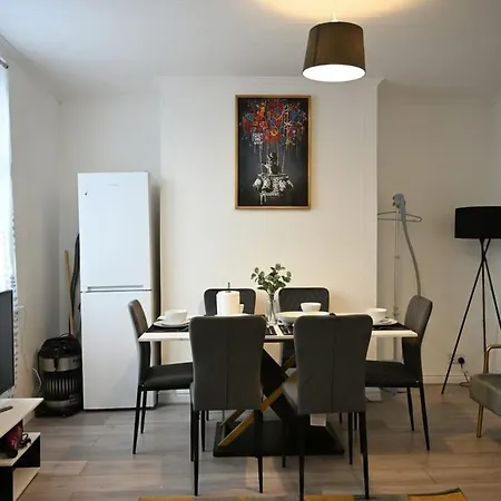 דירה 4bdr Contractor Hub - Sleeps 7 - Free On Street Parking *