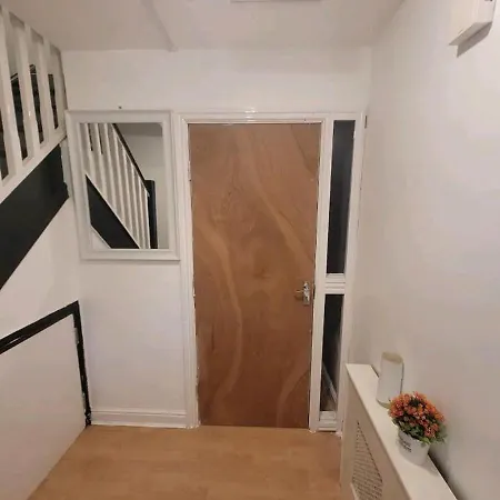 2-bed Sleeps 4 On-site Parking Manchester