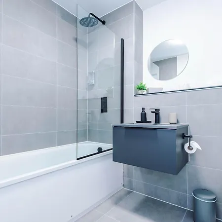 Modern 2br 2ba W Secure Parking Apartamento *