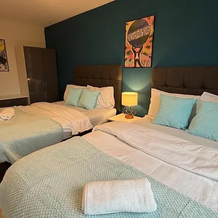 Luxury 5 Bed Centre *