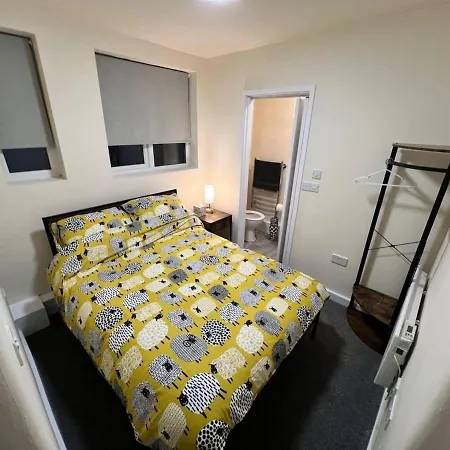 Cosy One-bedroom Ground Floor Flat In Eccles, 아파트