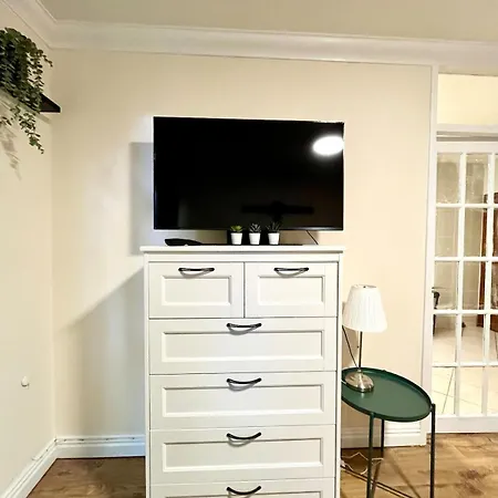 Cosy 2-bed Flat In The Heart Of Prestwich Village Apartamento