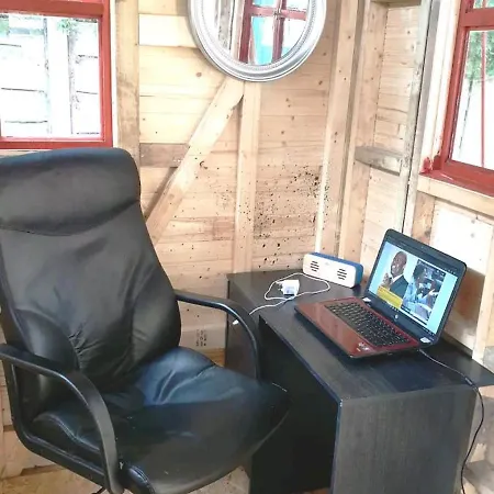 2-bed Sleeps 4 On-site Parking 맨체스터