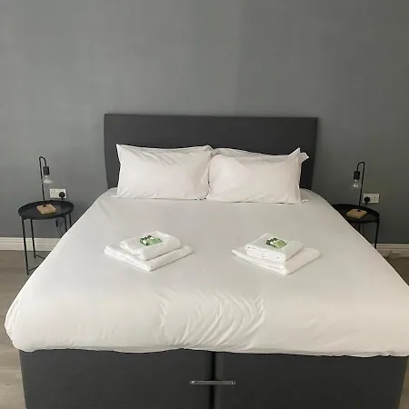 Апартаменты Spacious Apartment, Steps Away From Heaton Park