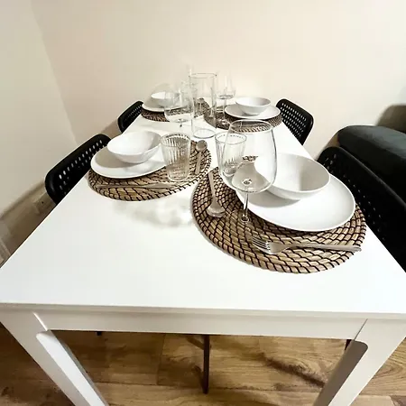Cosy 2-bed Flat In The Heart Of Prestwich Village Manchester