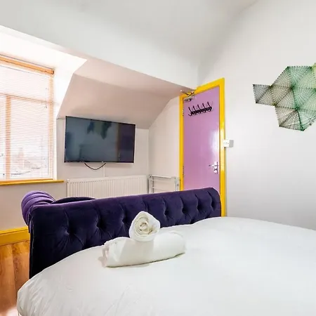 Vibrant 3 Bedroom Art Duplex Spacious & Unique *