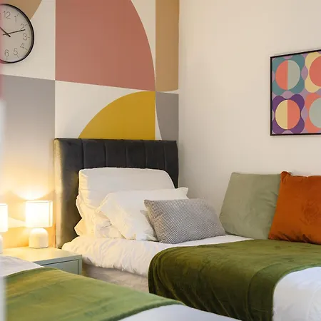 Stylish 3br - Sleeps 7 - 15 Min To Centre, Parking Garden & Fast Wi-fi * Manchester