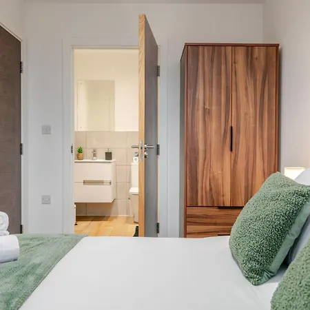 Modern 2-bed, 2-bath Near Old Trafford, Free Parking, Ideal For Contractors And Long *