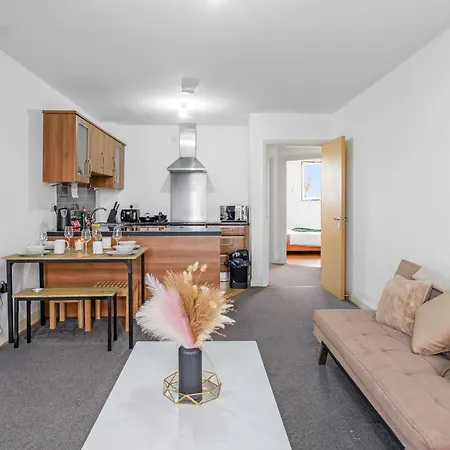 Center Base Spacious With Secure Parking Appartement Manchester