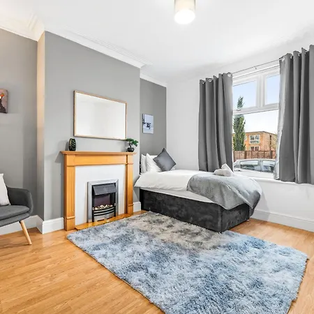 Comfortable 4 Bed - Free Parking & Fast Wifi