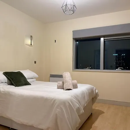 Premium 2 Bedroom In With Parking *