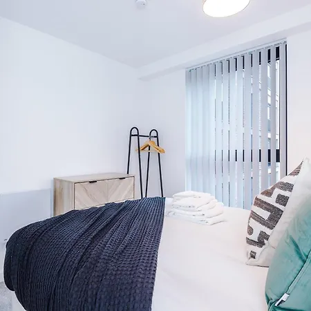 Modern 2br W Secure Parking Salford Appartement